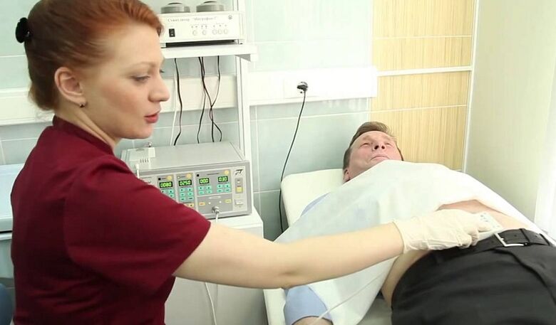 Den Dokter ënnersicht de Patient fir Prostatitis ze diagnostizéieren