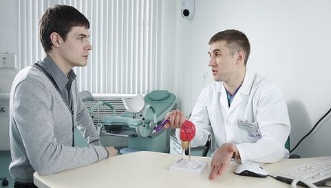 Dokter schreift d'Behandlung fir Prostatitis mat engem Apparat