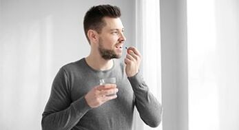 de Mann hëlt Medikamenter fir d'Behandlung vu Prostatitis