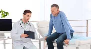 den Dokter schwätzt mam Patient