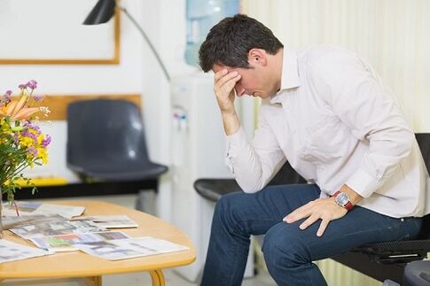 de Mann geduecht iwwer d'Behandlung vu Prostatitis mat Drogen